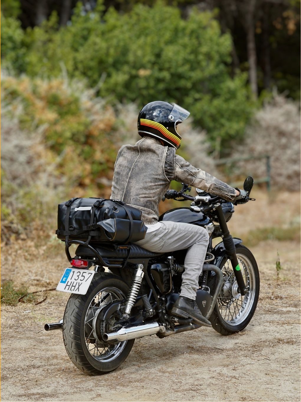 The ragnarok 30l waterproof tail bag can be attached to any type of motorcycle