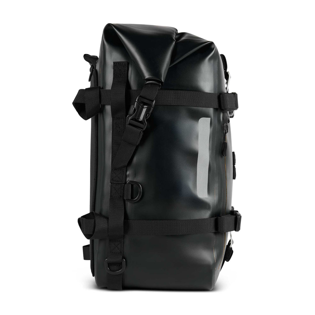 Side profile of ODINSBERG Ragnarök 30L waterproof motorcycle luggage