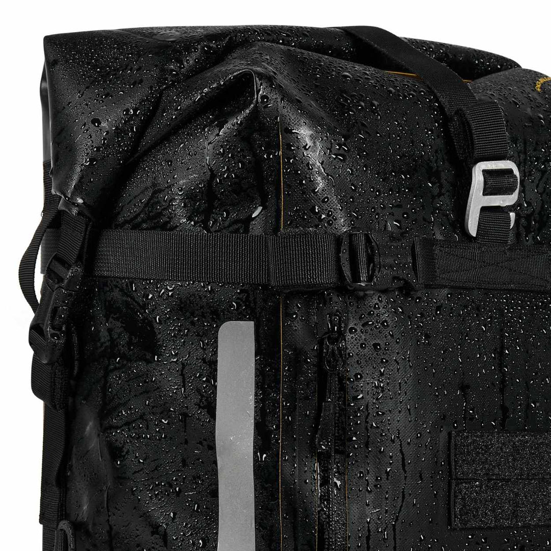 Waterproof material of ODINSBERG Ragnarök motorcycle bag with raindrops